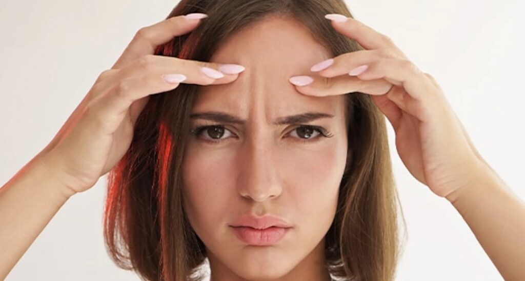 از بین بردن خط اخم ابرو با راهکارهای طبیعی و خانگی