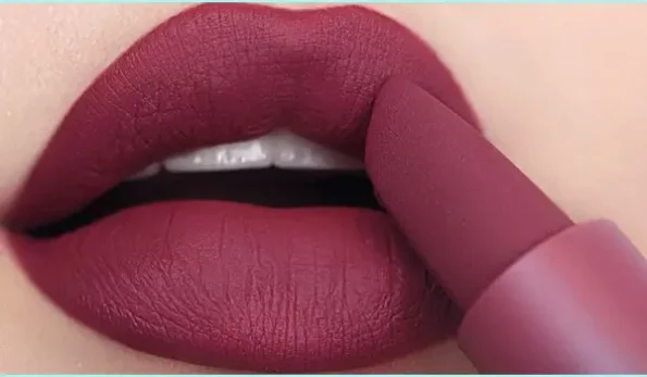 چگونه دوام رژ لب را افزایش دهیم؟