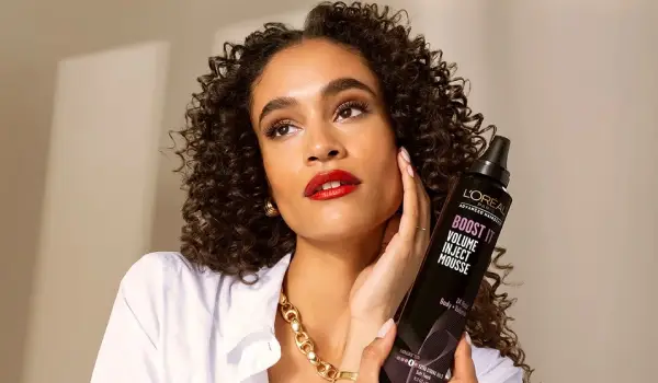 تفاوت کرم، موس و ژل موهای فر چیست و کدام‌ یک برای موهای فر بهتر است؟