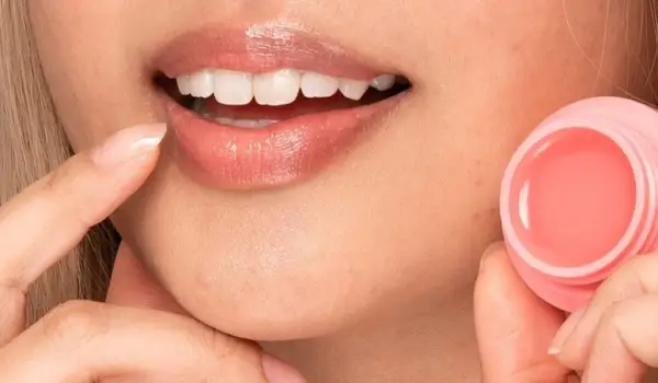  آیا رژ لب باعث خشکی لب میشود؟