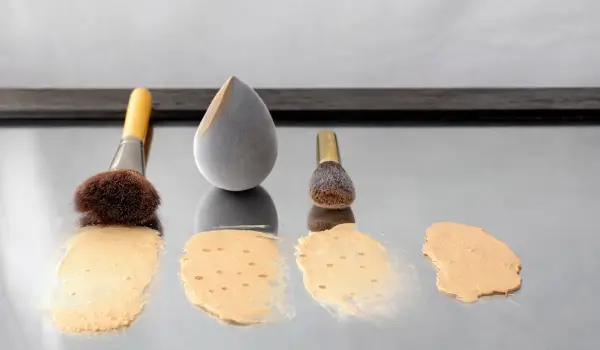 بهترین ابزار برای کرم پودر زدن؛ بیوتی بلندر بهتر است یا براش؟